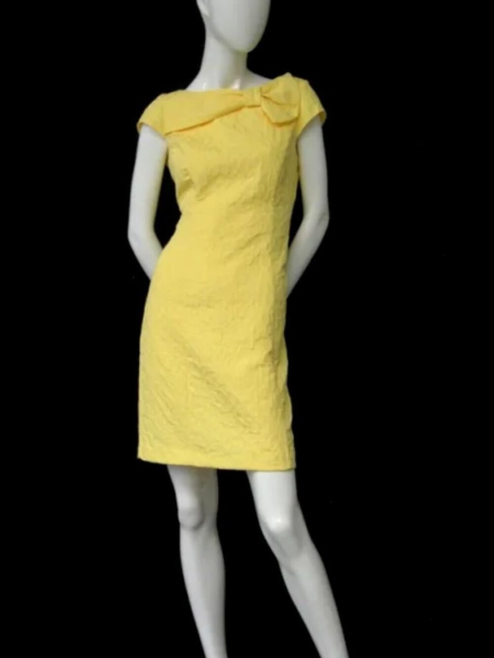 lovely decorative bow at the neckline Charming yellow textured dress size 6
